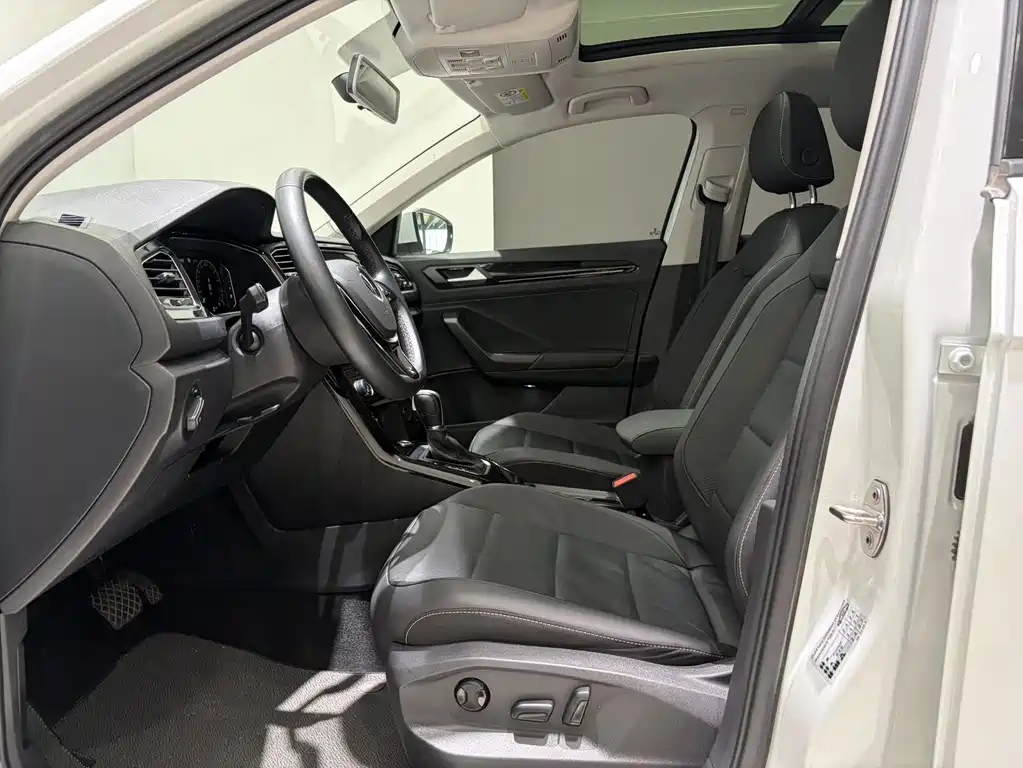 Volkswagen T-Roc 2023 — фото 12