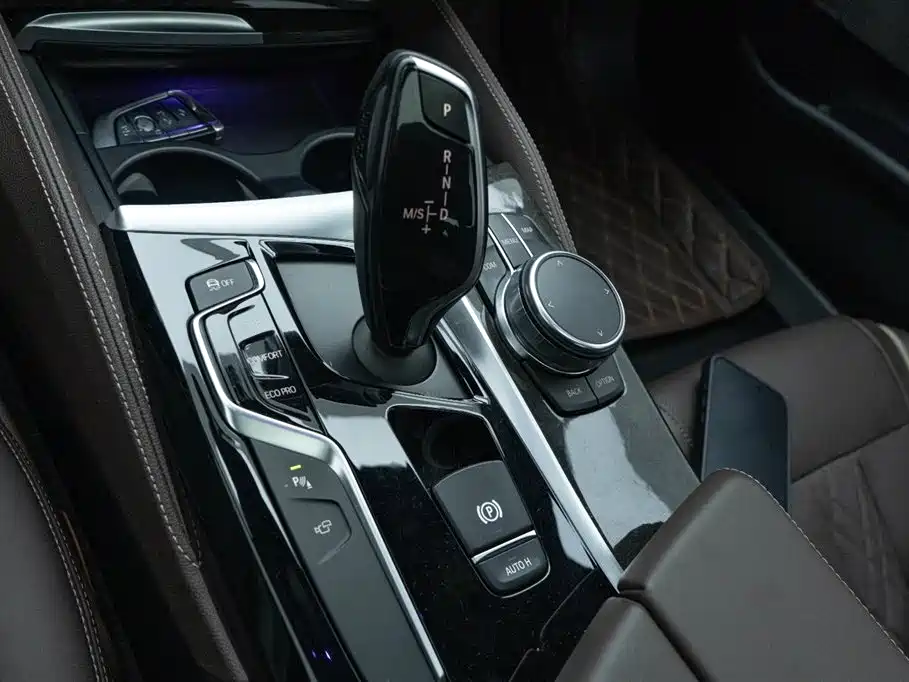 BMW 5 Series 2017 — фото 27