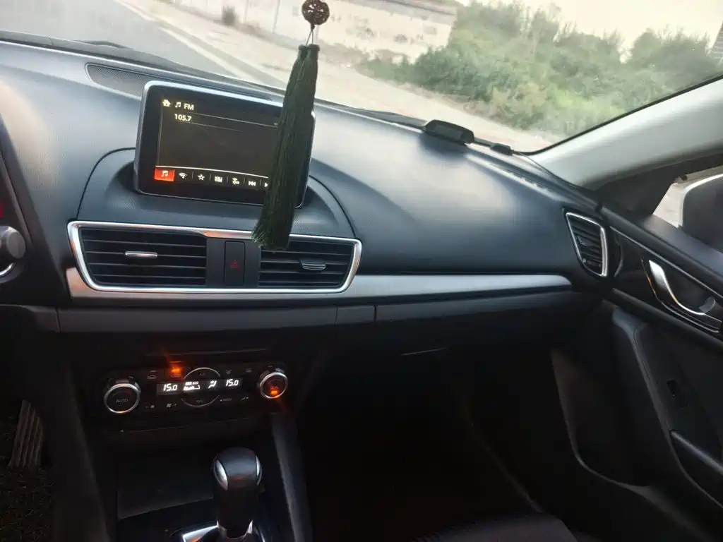 Mazda 3 Axela 2016 — фото 17