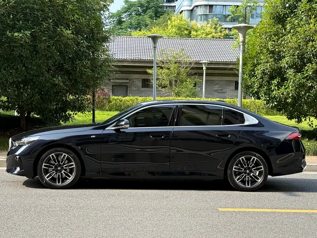 BMW 5 Series 2025 — фото 2