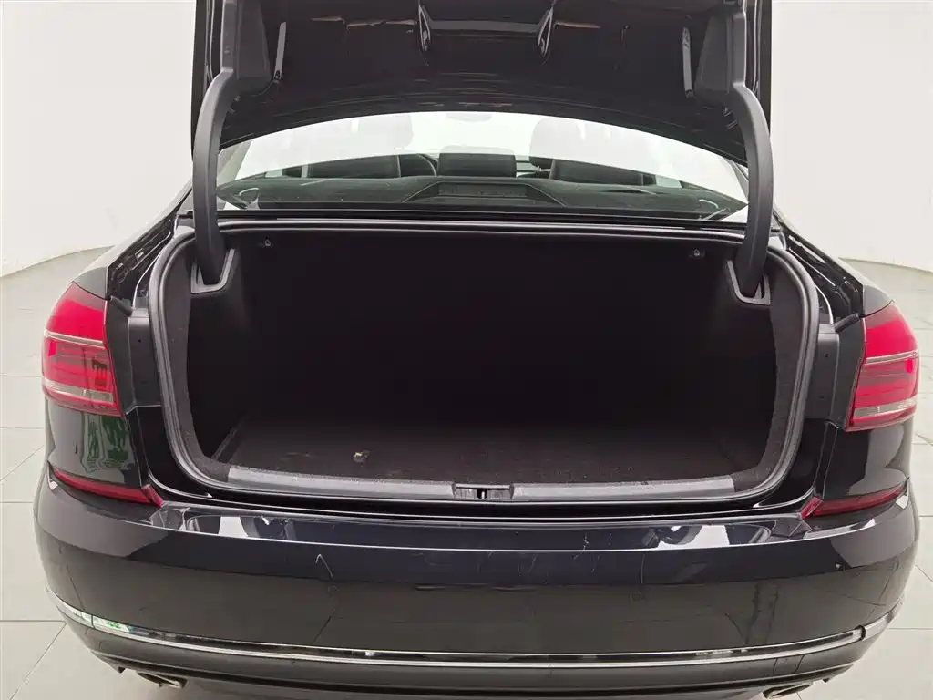 Volkswagen Passat 2018 — фото 16
