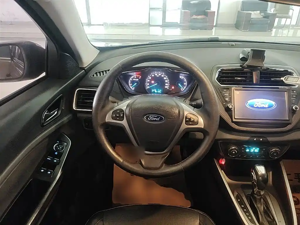 Ford Escort 2015 — фото 11