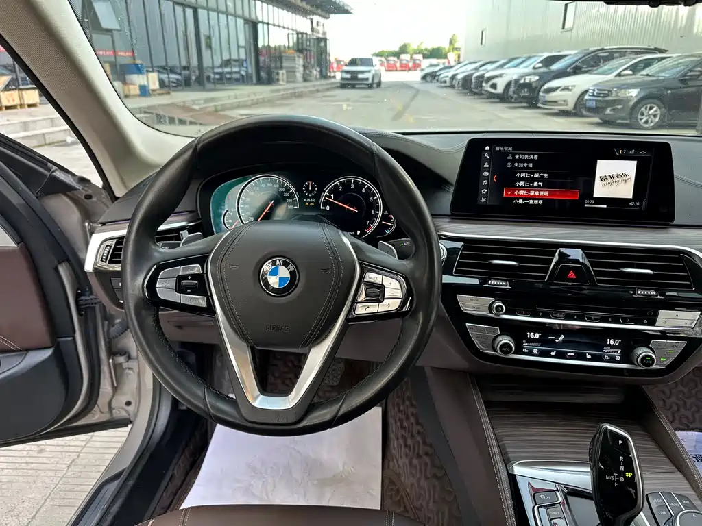 BMW 5 Series 2018 — фото 12