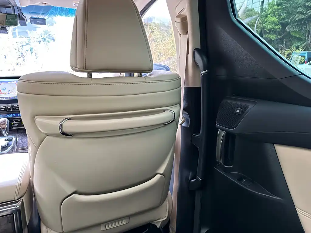 Toyota Alphard 2021 — фото 29
