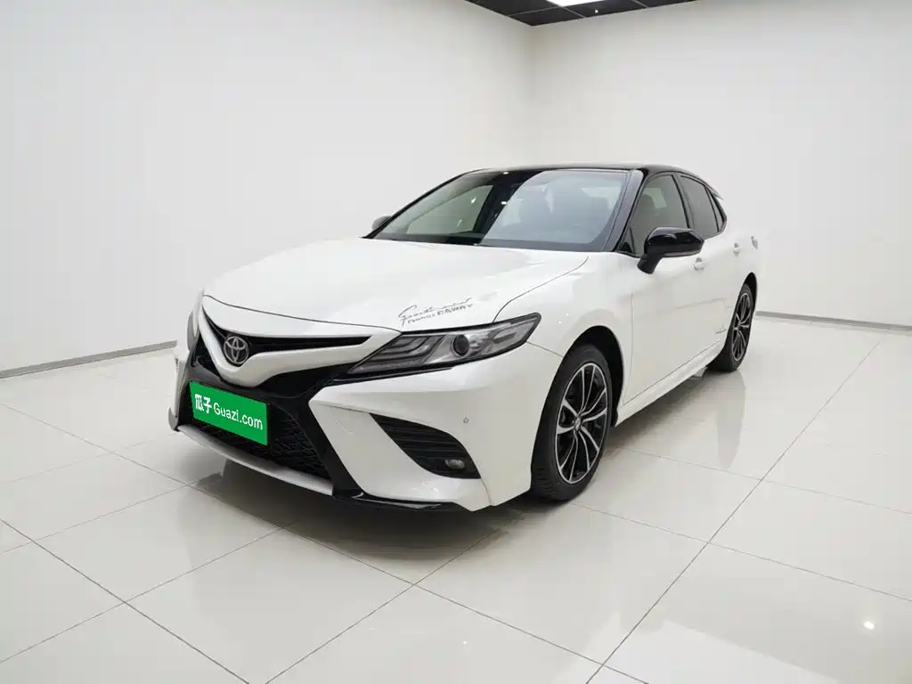 Toyota Camry 2018 — фото 1
