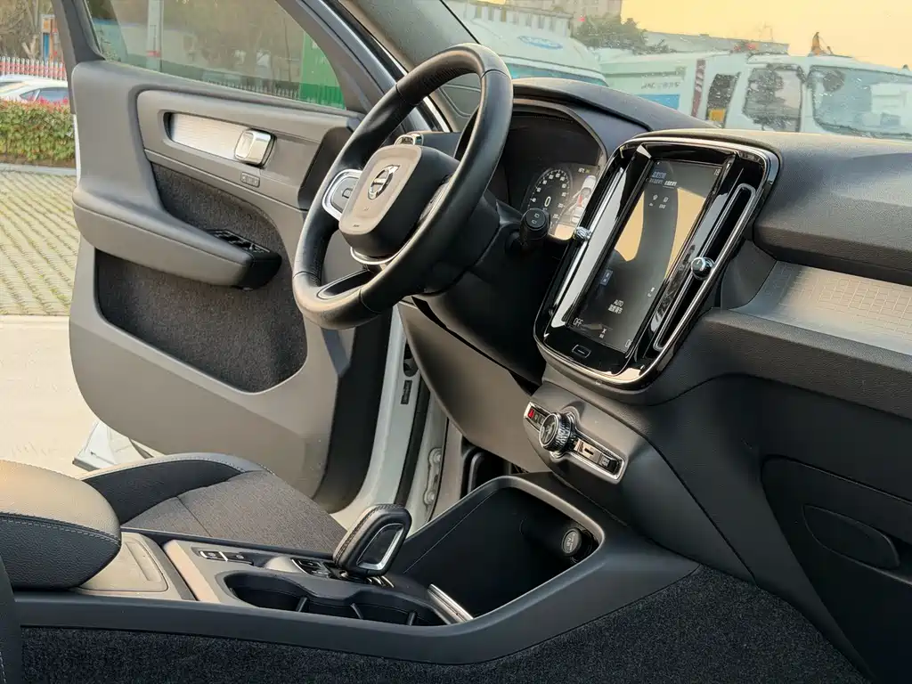 Volvo XC40 2019 — фото 12