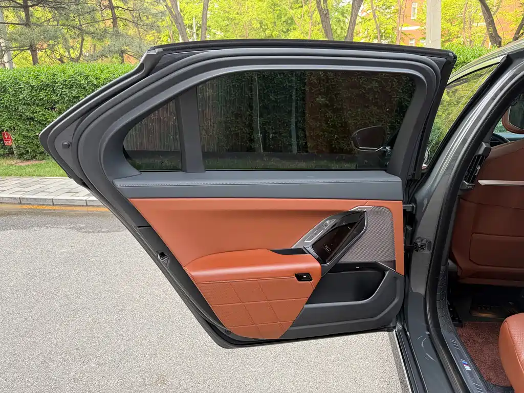 BMW i7 2023 — фото 17