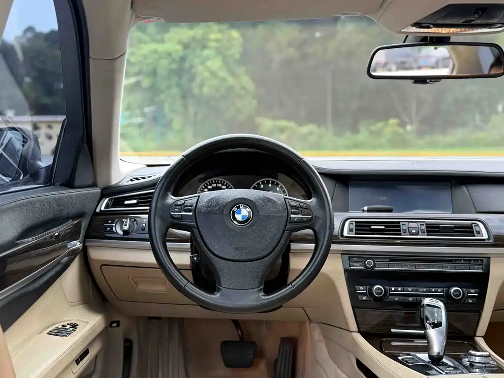 BMW 7 Series 2011 — фото 22
