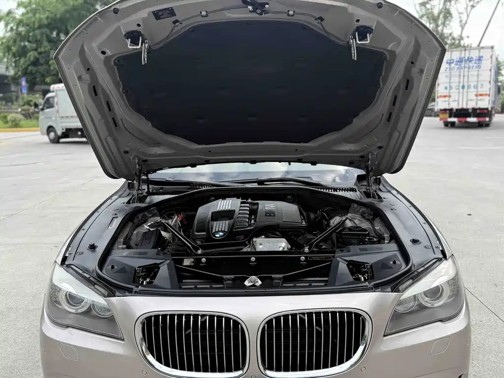 BMW 7 Series 2011 — фото 18