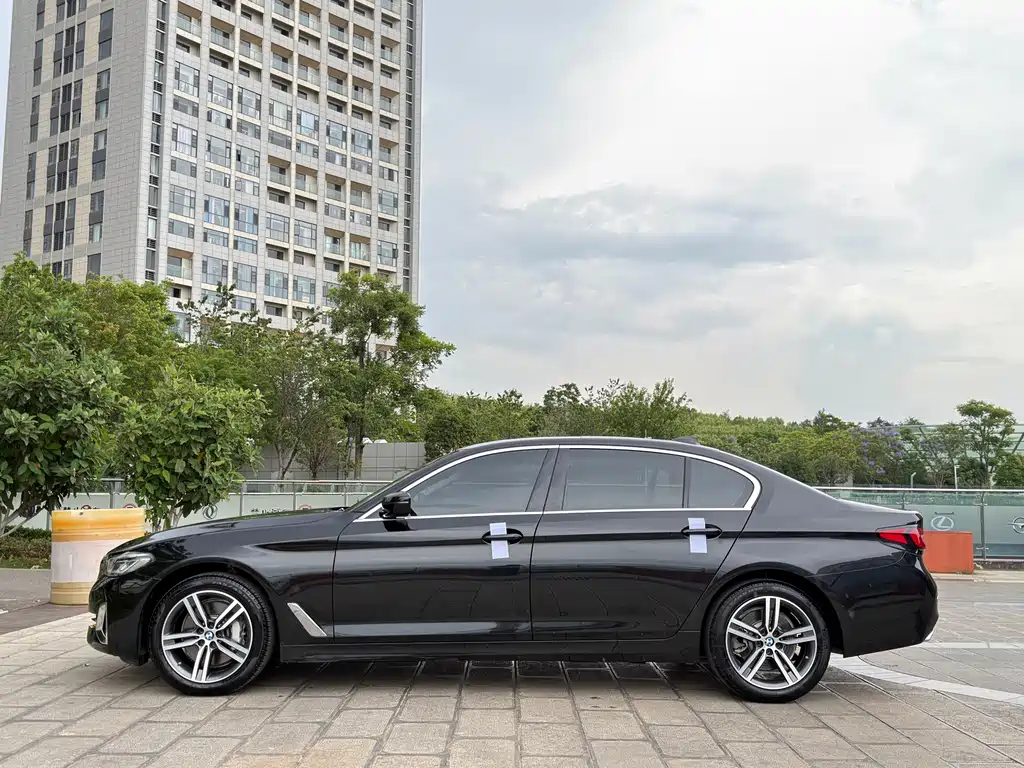 BMW 5 Series 2022 — фото 10