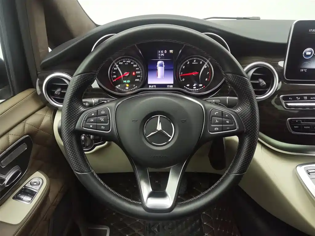 Mercedes-Benz V-Class 2020 — фото 11