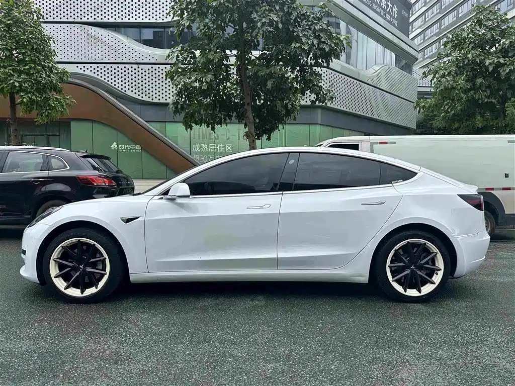 Tesla Model 3 2020 — фото 10