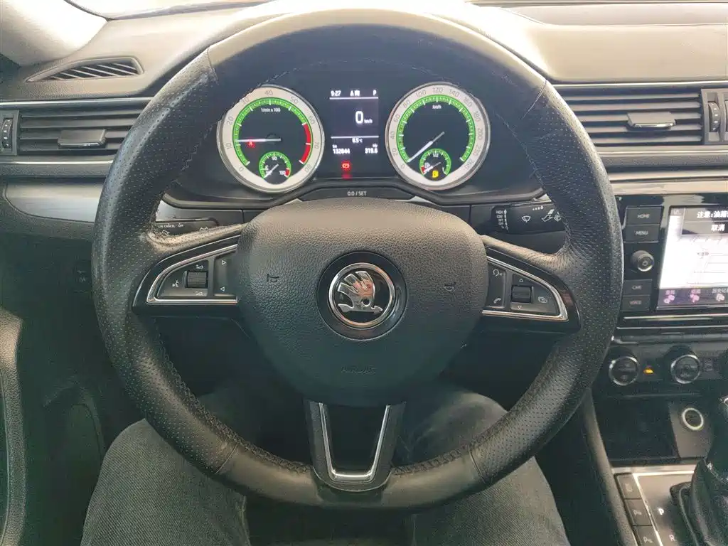 Skoda Superb 2019 — фото 11