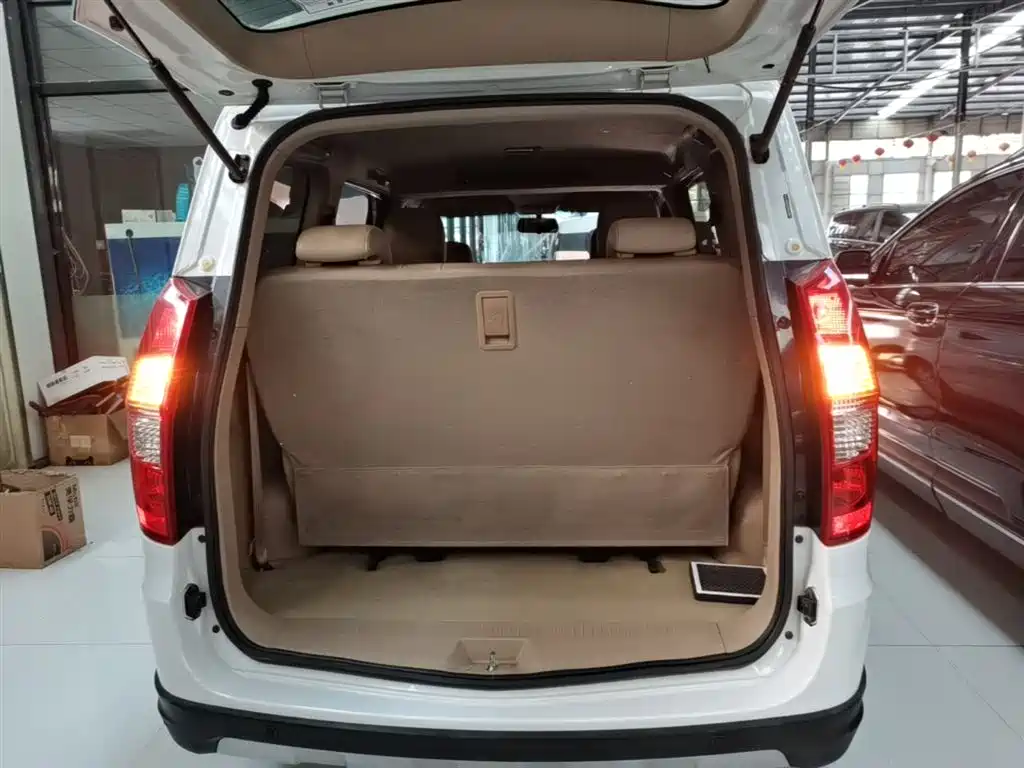 Wuling Hongguang 2015 — фото 19