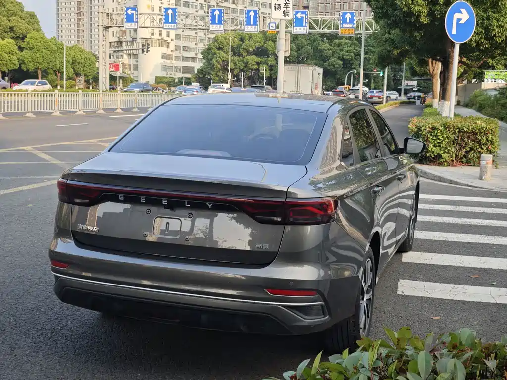 Geely Emgrand 2021 — фото 15