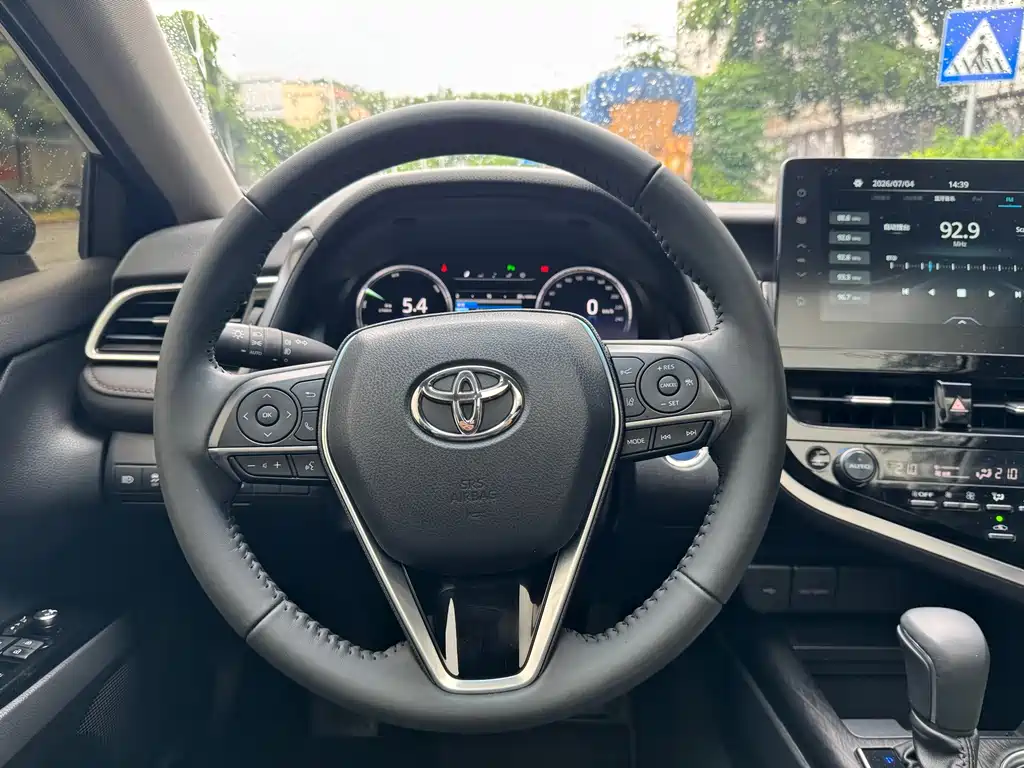 Toyota Camry 2022 — фото 8
