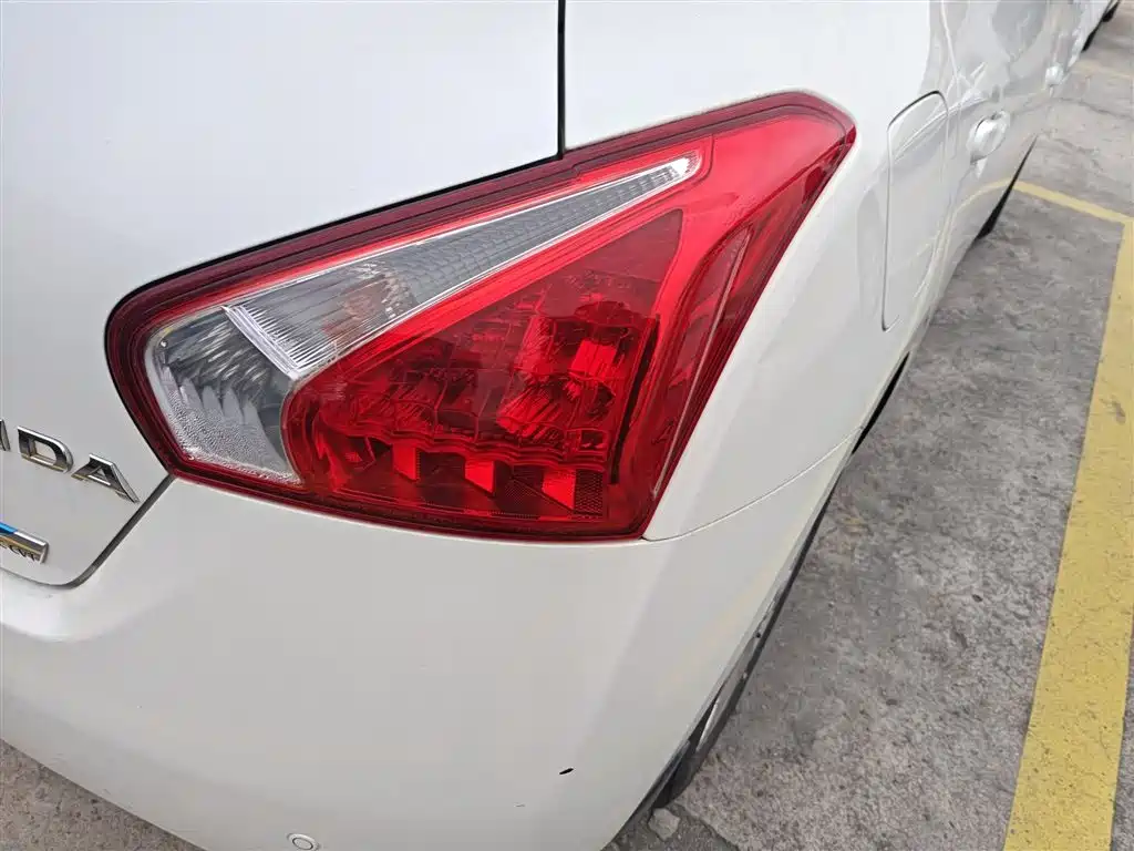 Nissan Tiida 2015 — фото 8