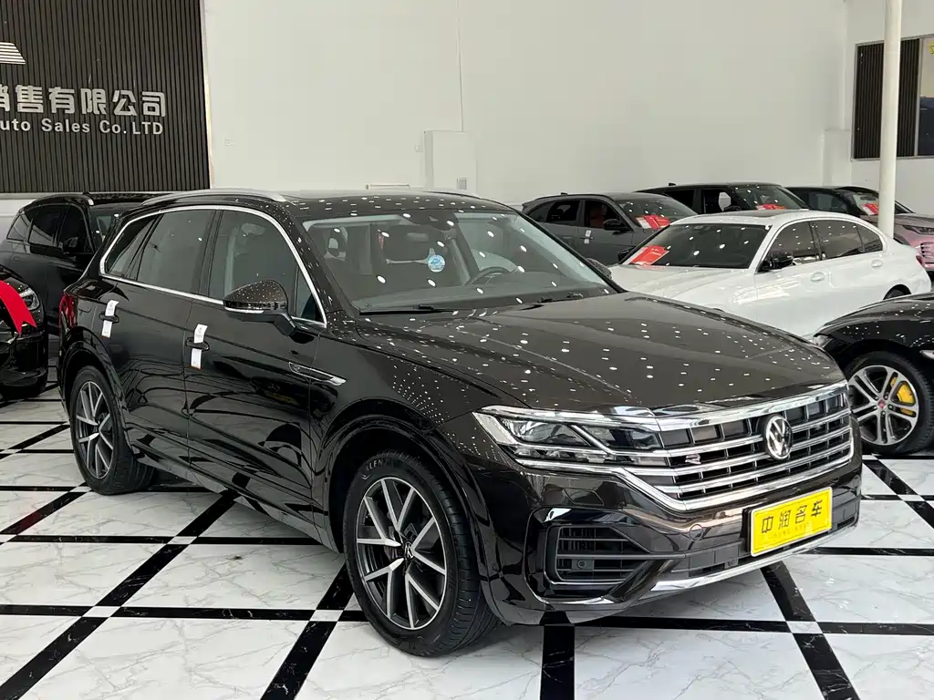 Volkswagen Touareg 2023 — фото 3