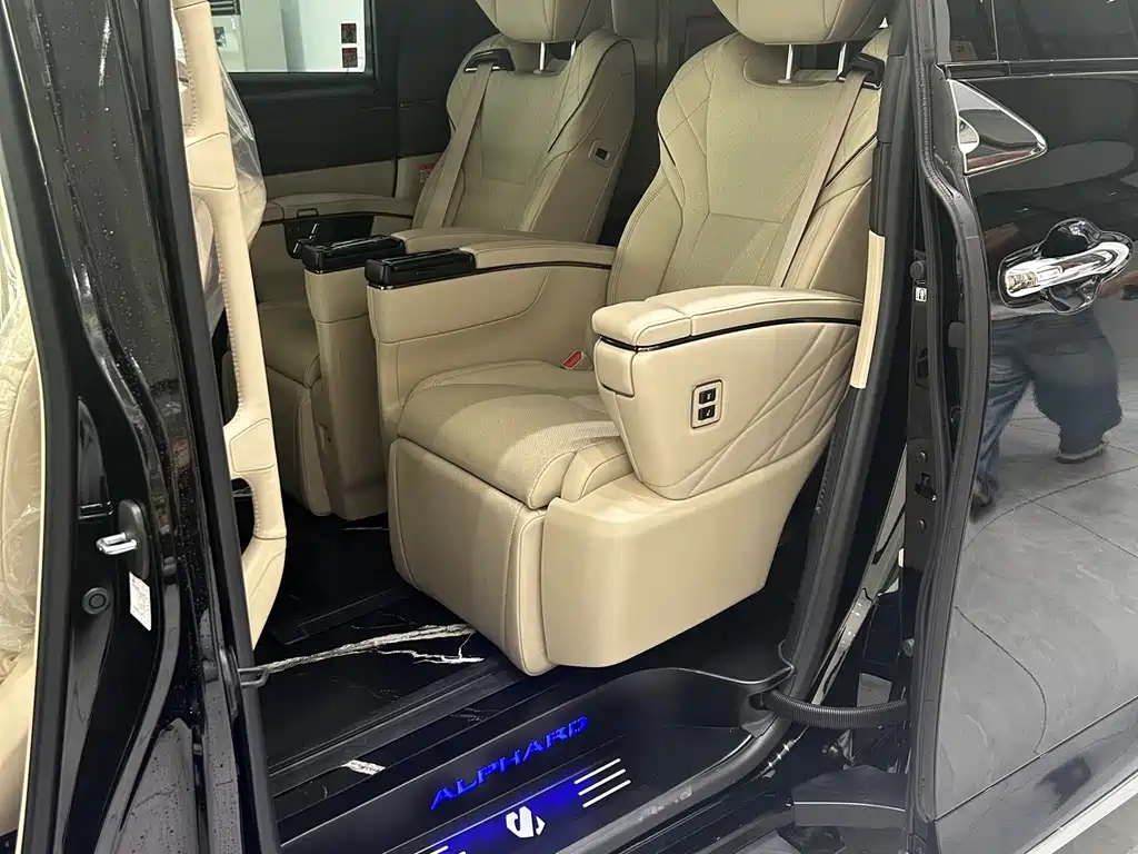 Toyota Alphard — фото 15