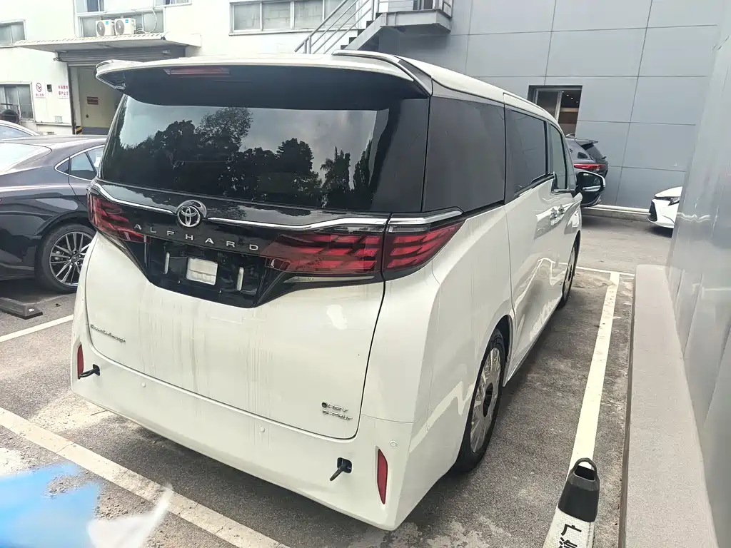 Toyota Alphard — фото 17