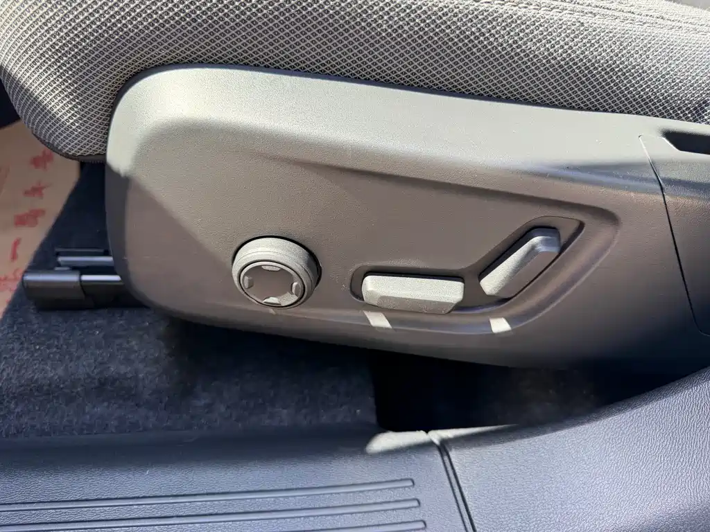 Volvo XC40 2025 — фото 12