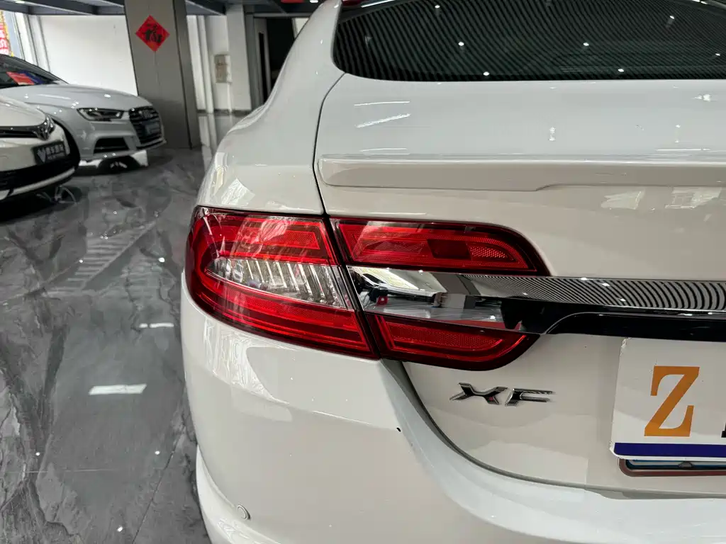 Jaguar XF 2015 — фото 26