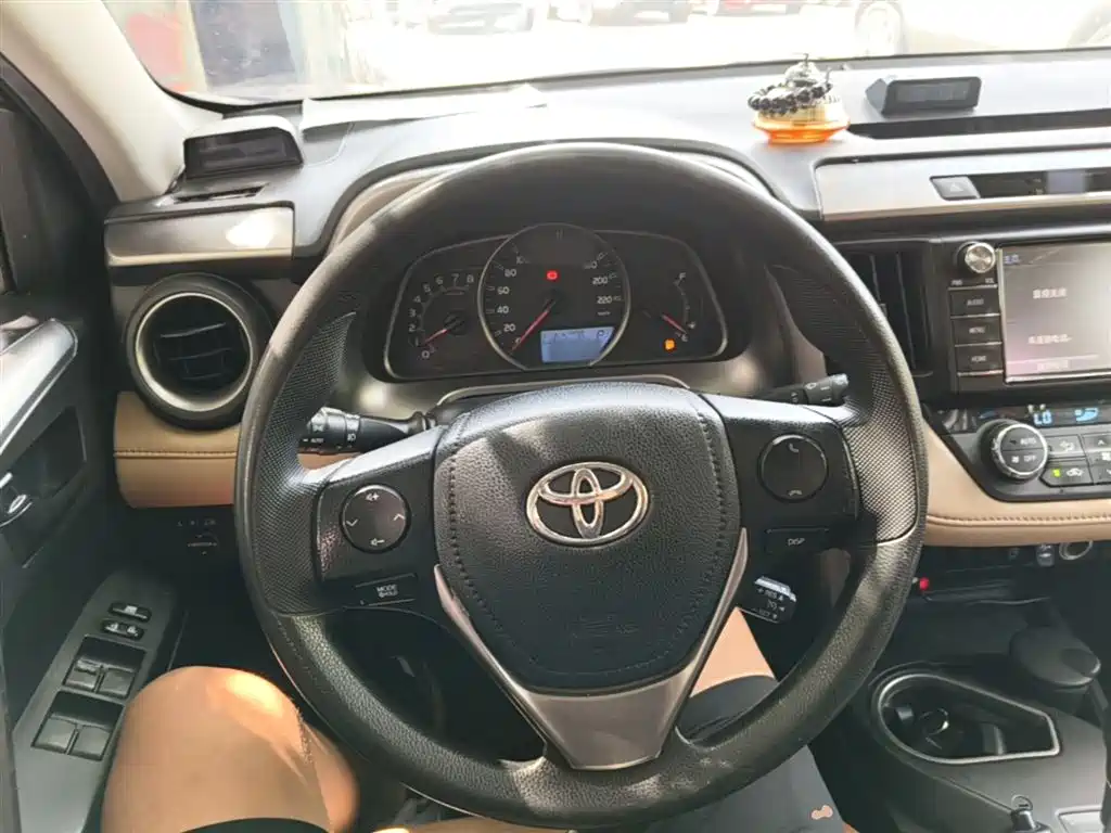 Toyota RAV4 2017 — фото 11