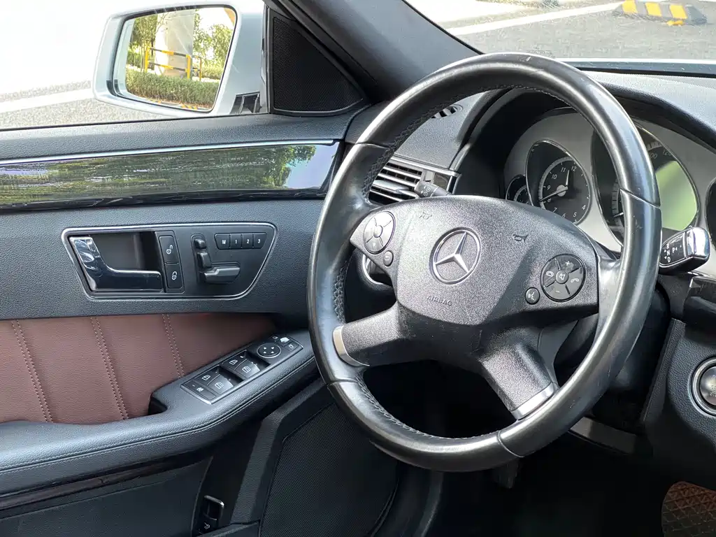 Mercedes-Benz E-Class 2011 — фото 13