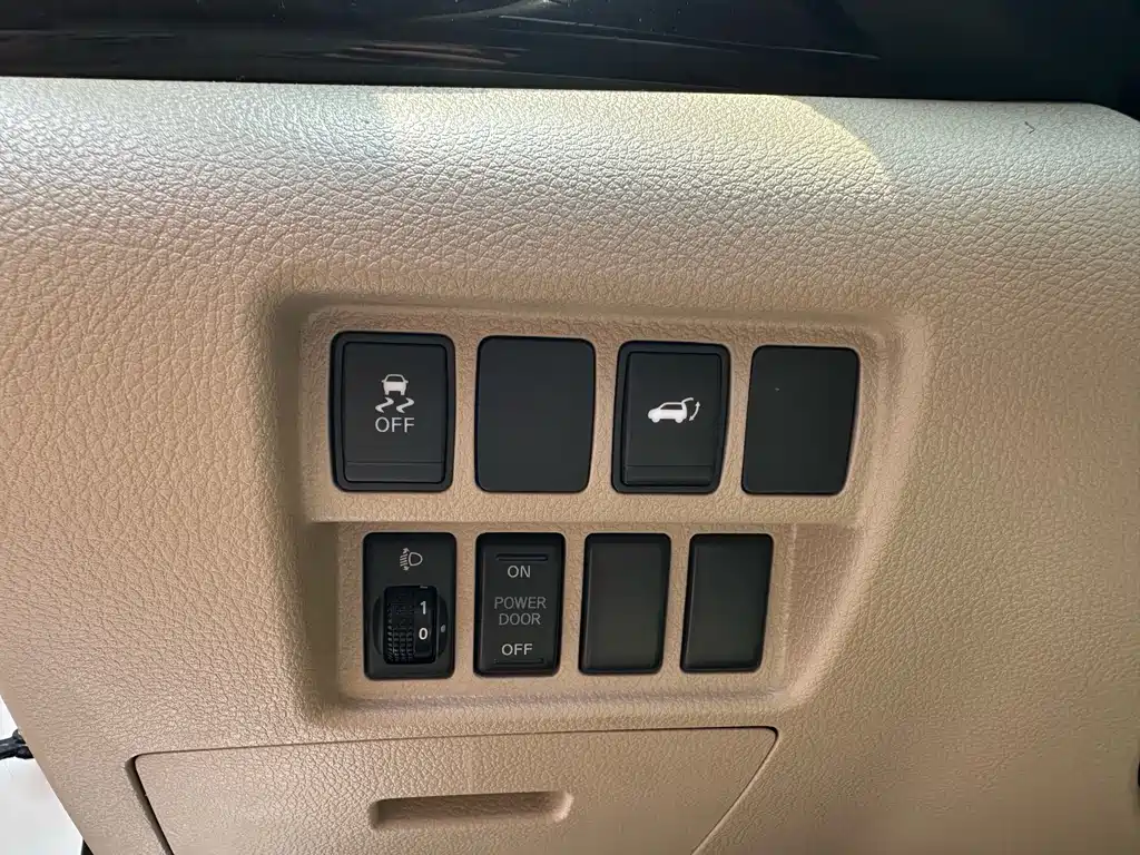 Nissan Quest 2017 — фото 17
