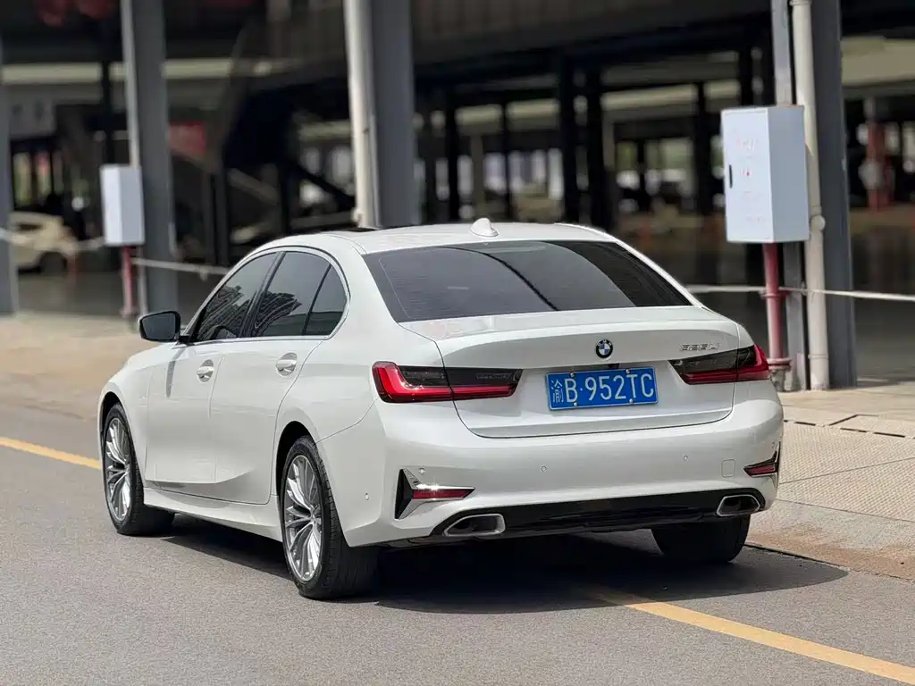 BMW 3 Series 2019 — фото 13