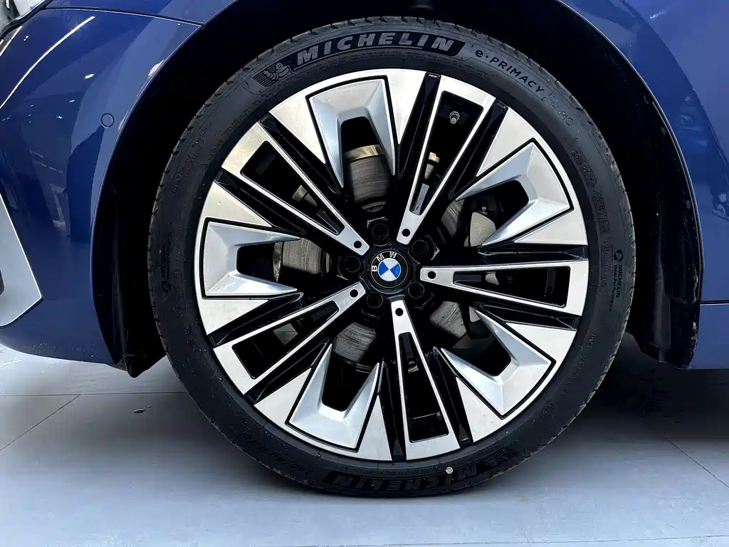 BMW 5 Series — фото 9