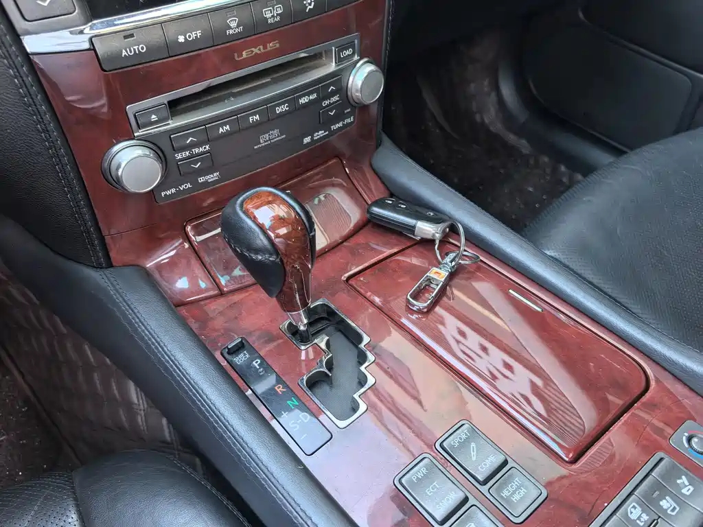Lexus LS 2010 — фото 19