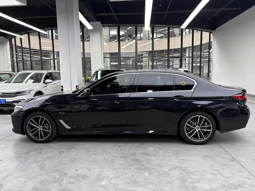 BMW 5 Series New Energy 2022 — фото 15