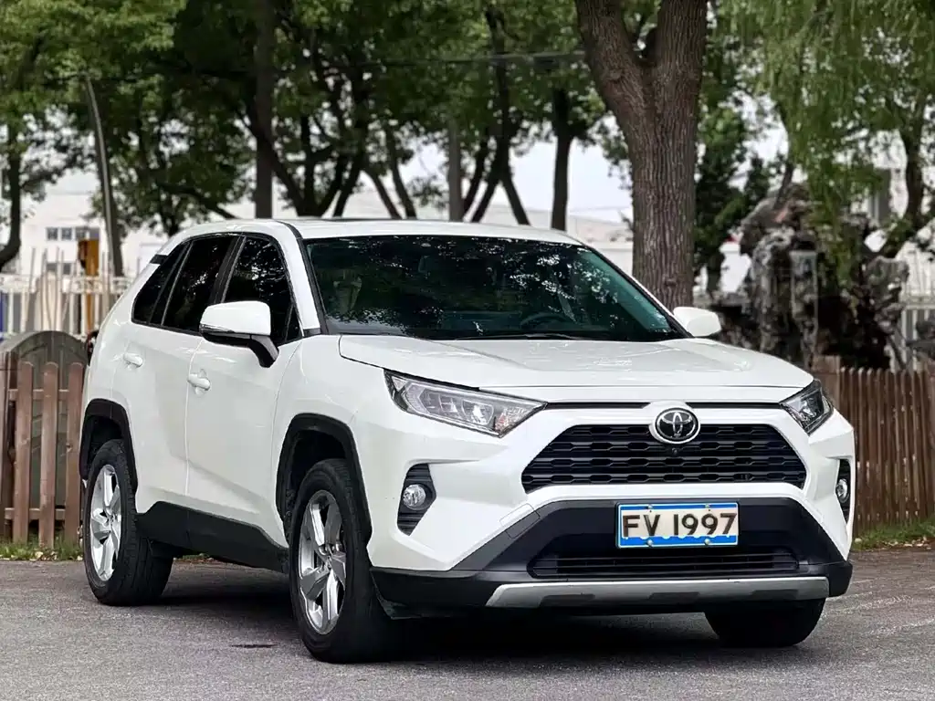 Toyota RAV4 2021 — фото 3