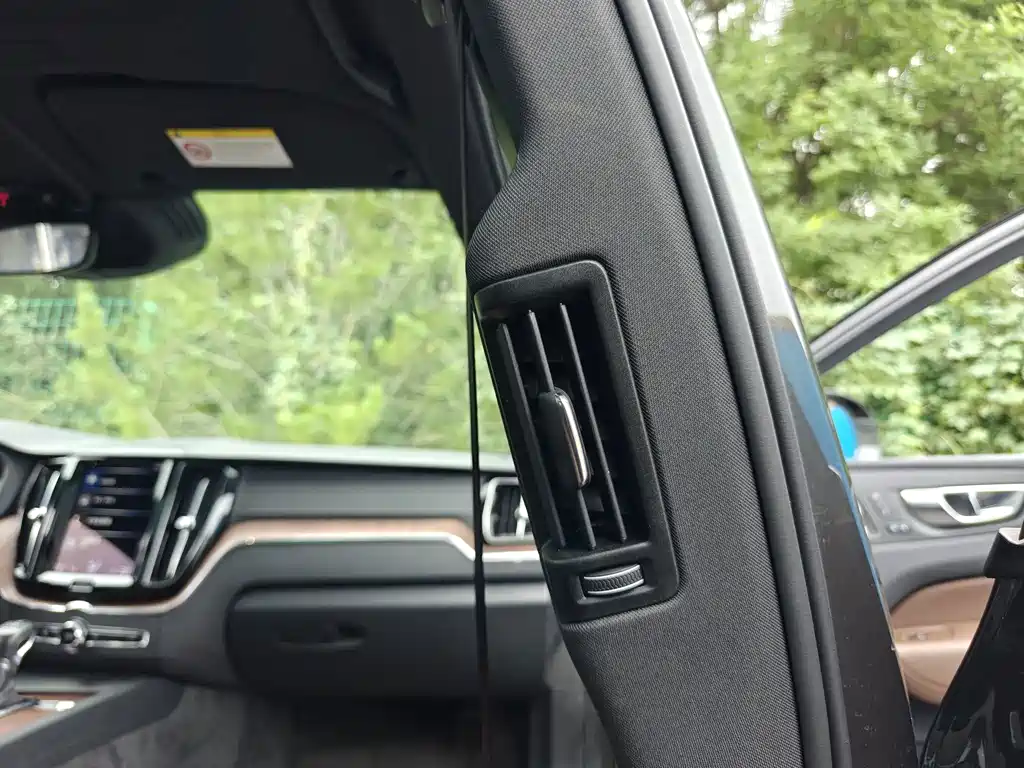 Volvo XC60 2021 — фото 21