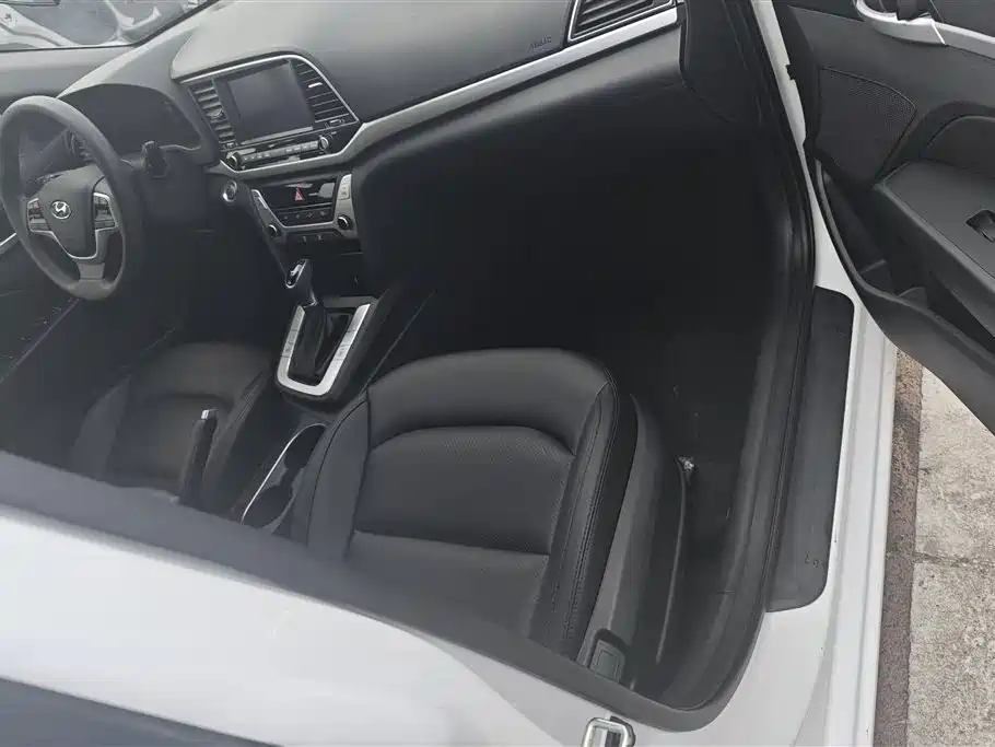 Hyundai Elantra 2018 — фото 8
