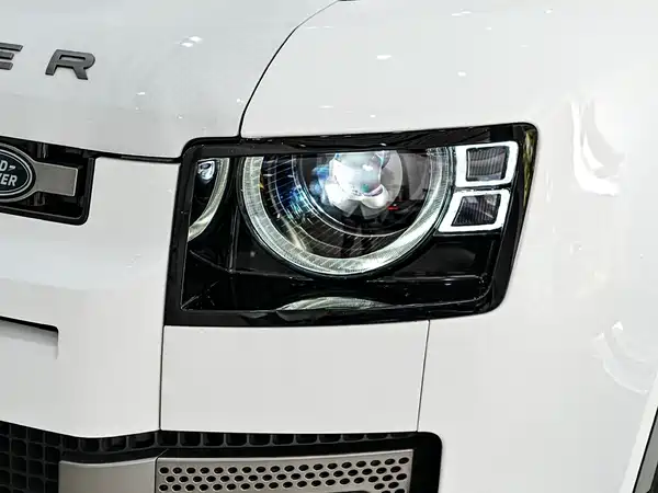 Land Rover Defender 2024