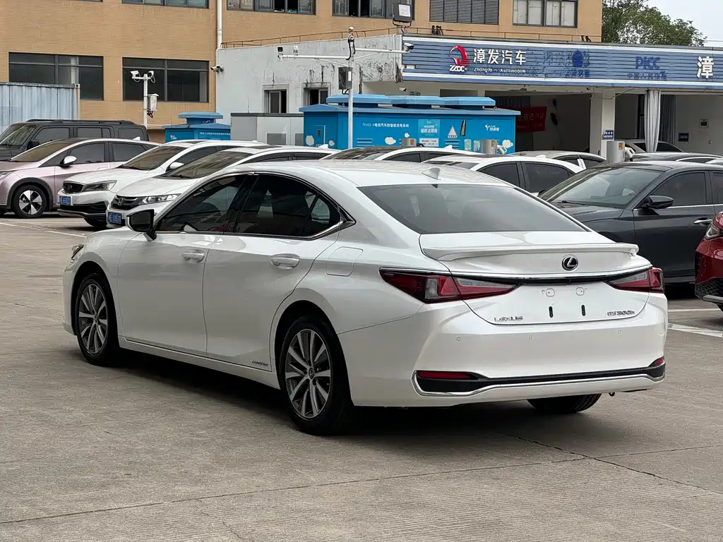 Lexus ES 2019 — фото 9