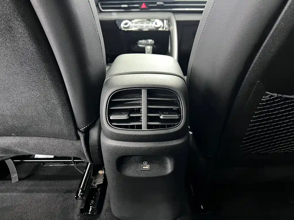 Hyundai Elantra 2023 — фото 16