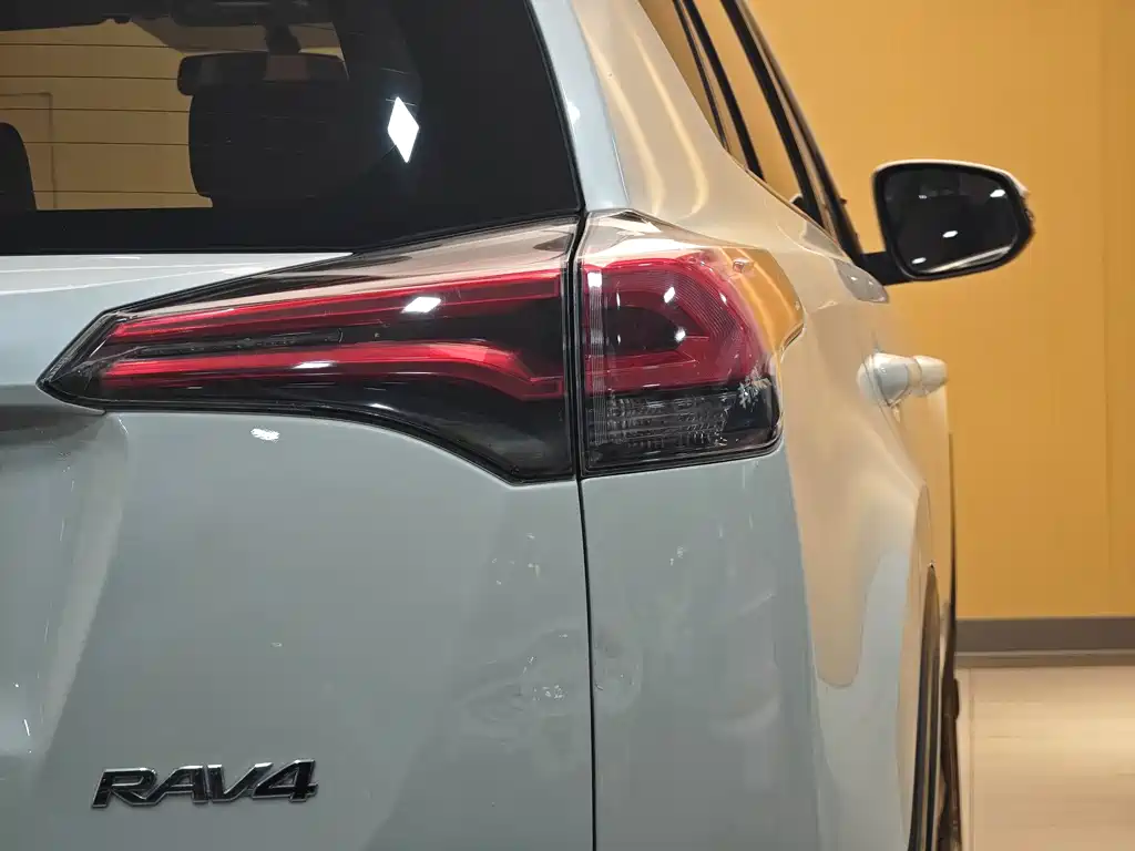 Toyota RAV4 2017 — фото 25