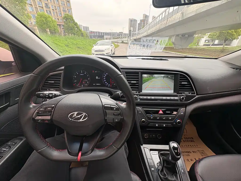 Hyundai Elantra 2018 — фото 12