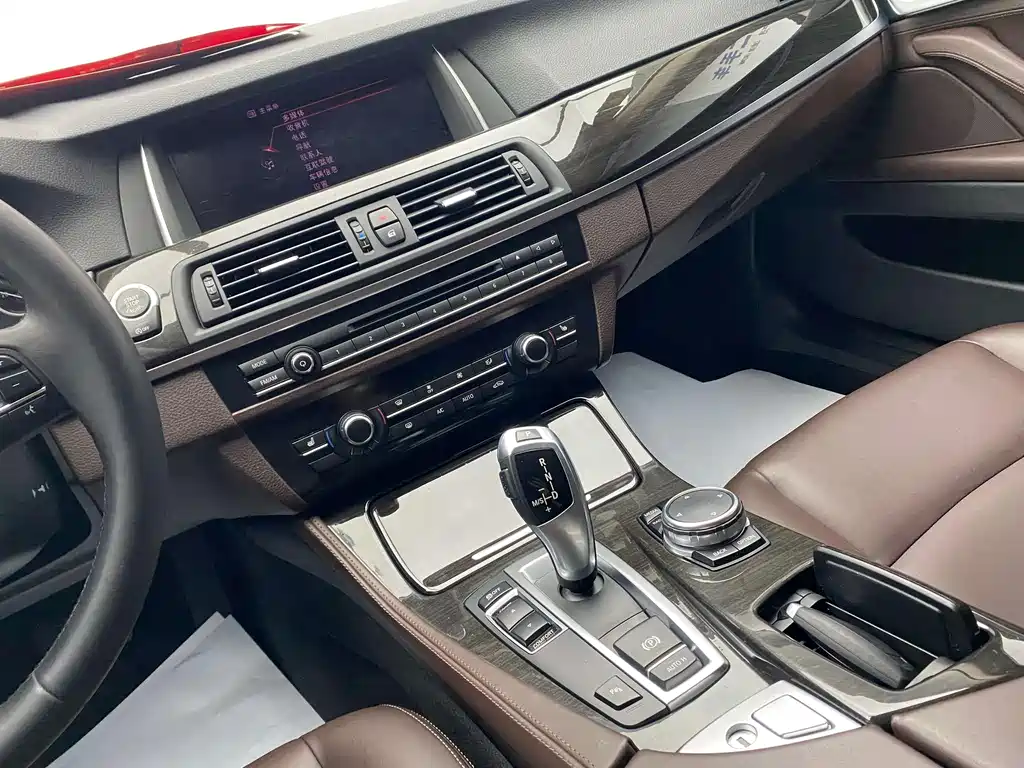 BMW 5 Series 2016 — фото 26