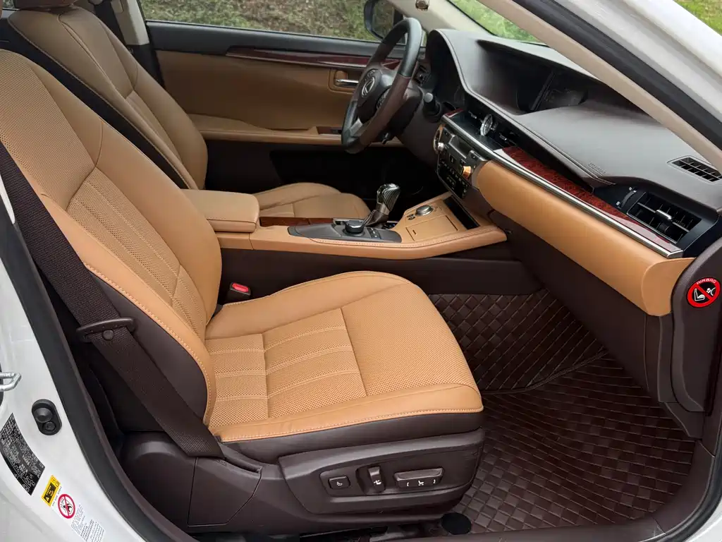 Lexus ES 2017 — фото 15