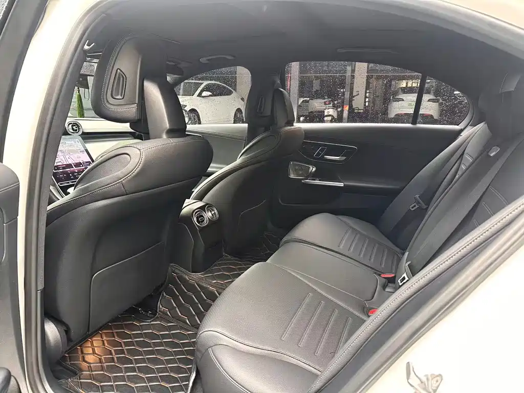 Mercedes-Benz C-Class 2023 — фото 11