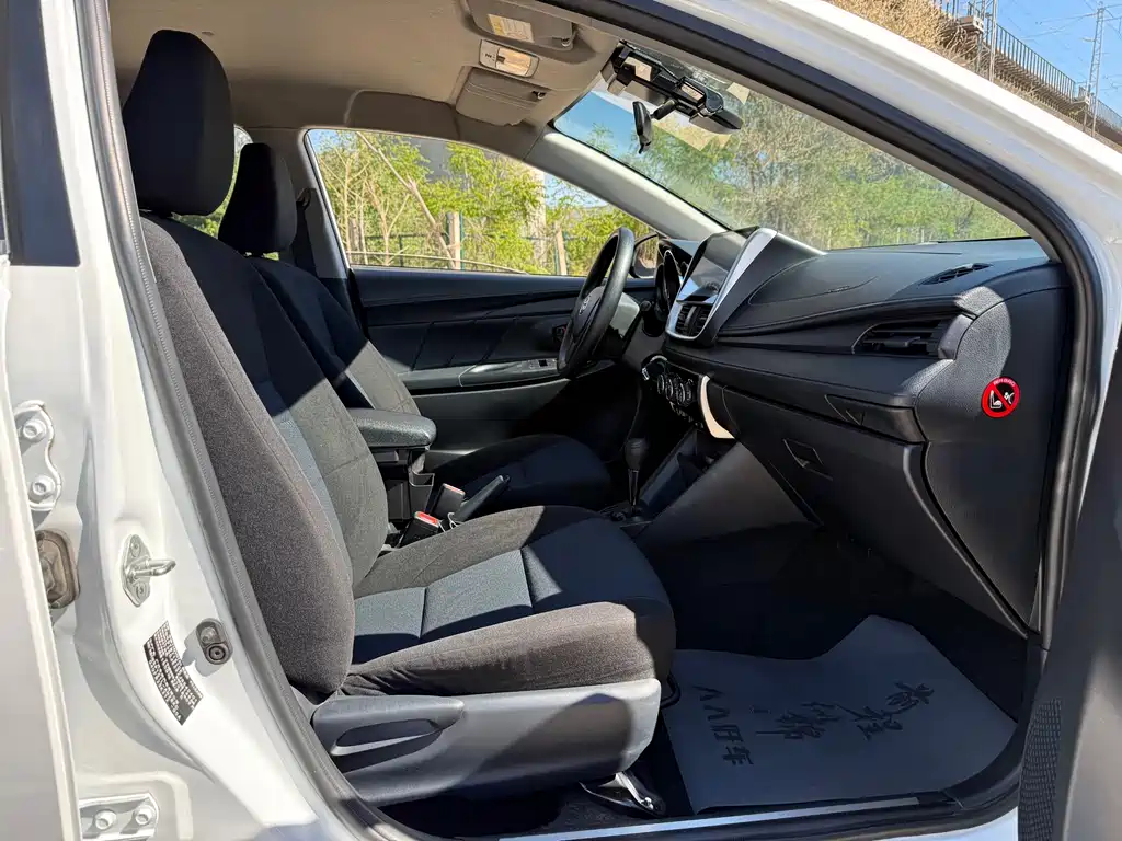 Toyota Yaris L 2018 — фото 12