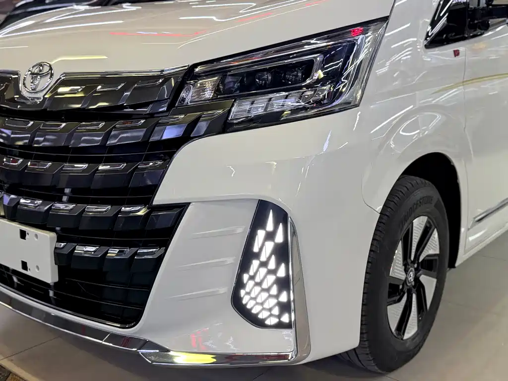 Toyota Hiace — фото 30