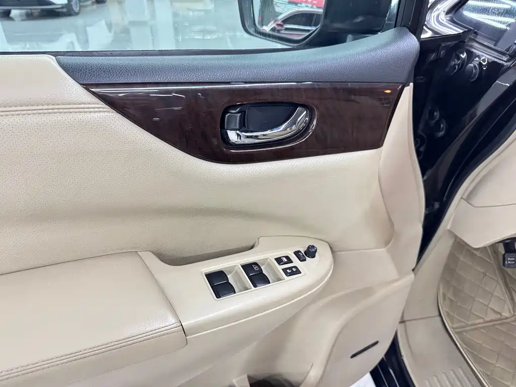 Nissan Quest 2015 — фото 15