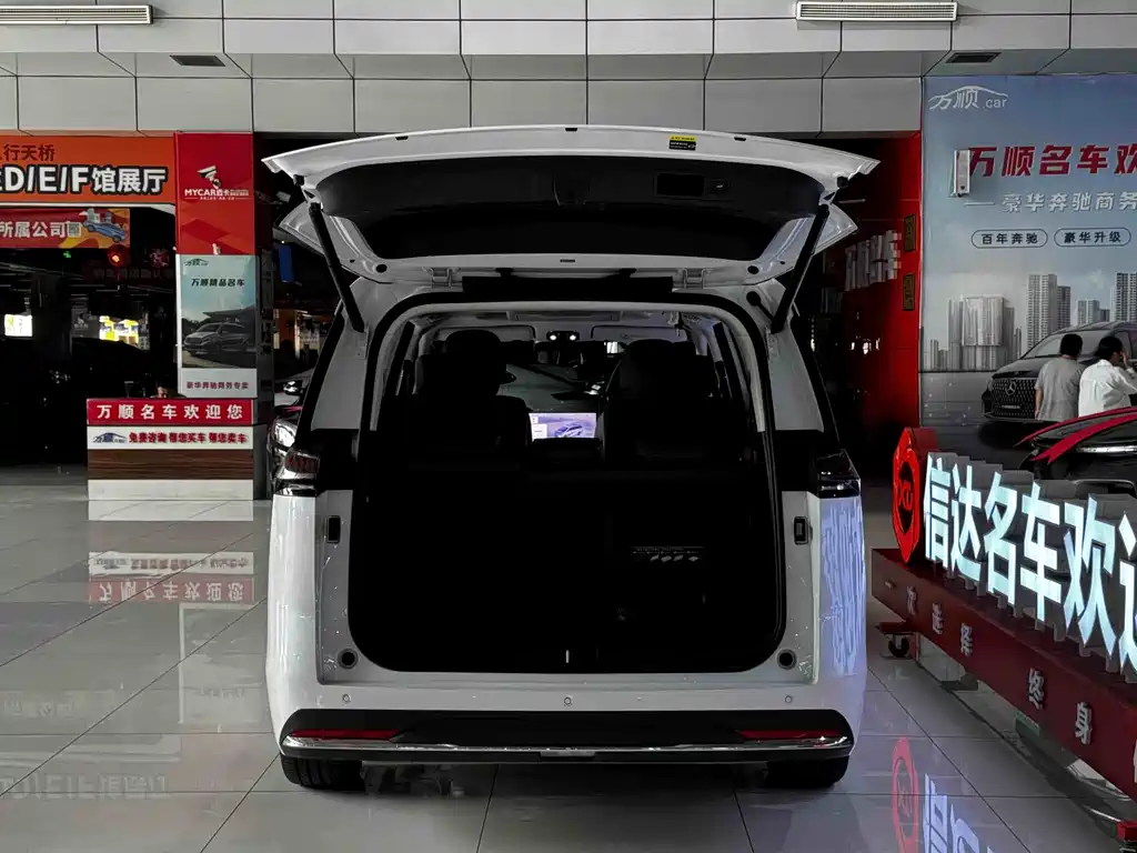GAC Motor E8 PHEV 2024 — фото 21