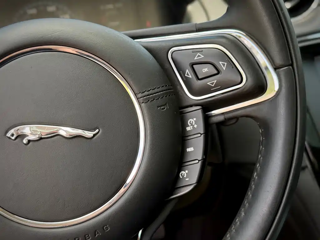 Jaguar XJ 2017 — фото 19