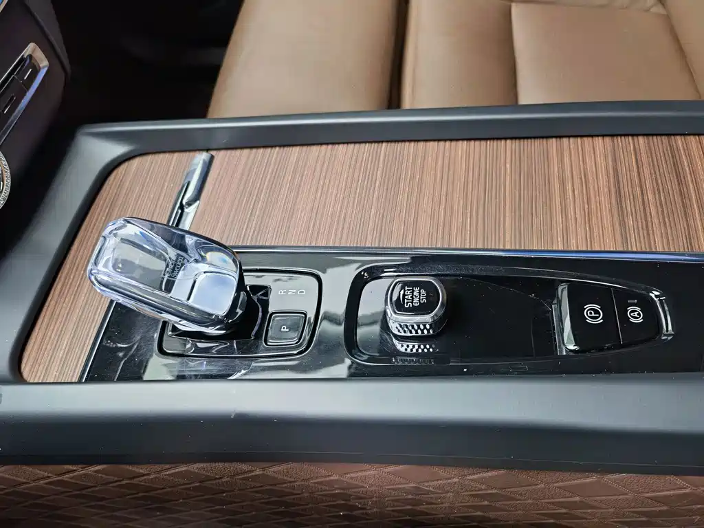 Volvo XC60 2025 — фото 12